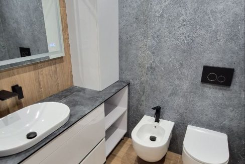 photo_5251341077443186509_y