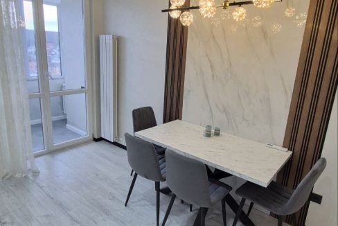 photo_5251341077443186510_y