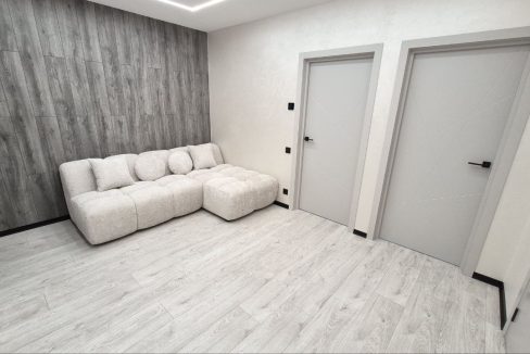 photo_5251341077443186516_y